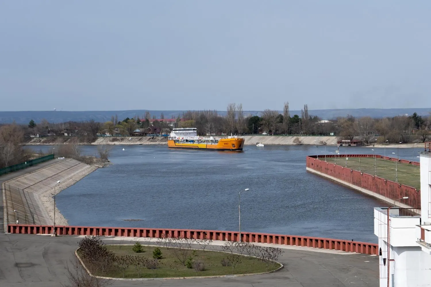 Из‑за атак беспилотников по судам в Азовском море временно закрыто движение по Азово‑Донскому морскому каналу. Остановка может затронуть значительную долю экспорта пшеницы и осложнить поставки топлива на Крым.