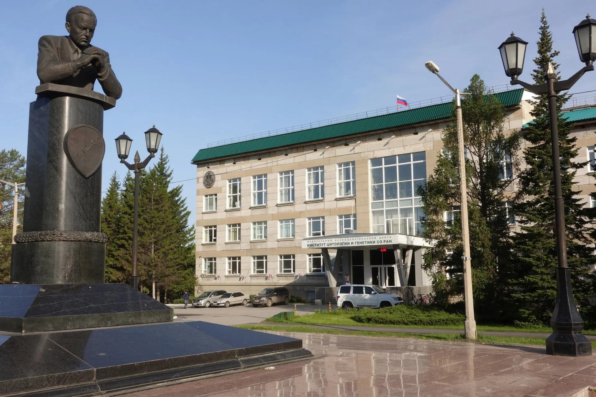 Закон №43‑ФЗ и постановление, вступающие в силу 1 сентября 2026 года, существенно ограничивают передачу генетических данных за границу и вводят обязательное согласование межведомственной комиссии, что может осложнить публикации в международных журналах и затормозить исследования.