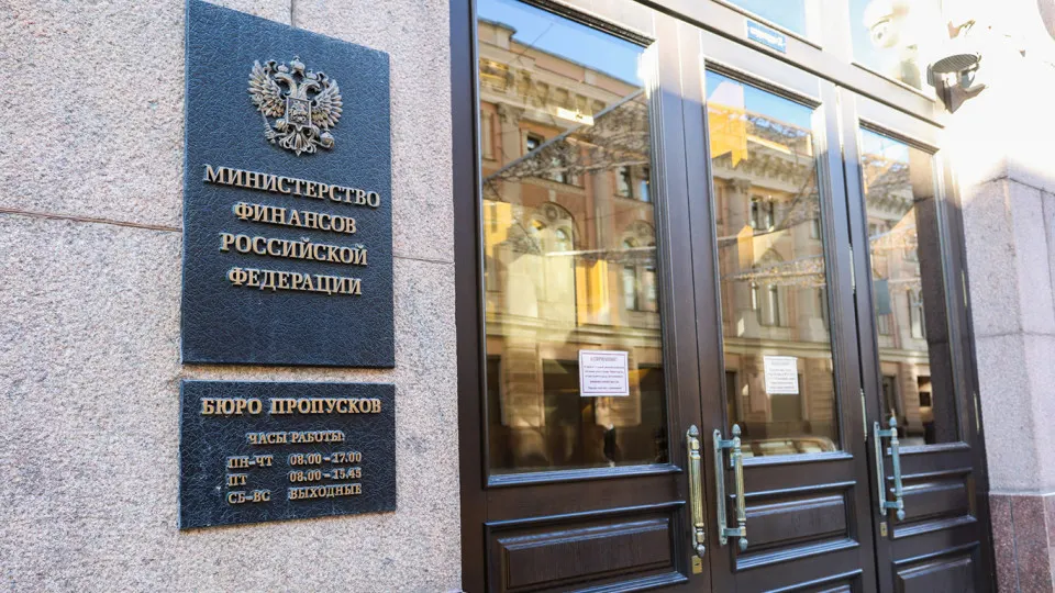 После 2022 года в финансировании федерального бюджета всё чаще используются заимствования: госдолг быстро растёт, расходы на обслуживание долга увеличиваются в разы, а эксперты предупреждают о рисках дальнейшей долговой спирали.