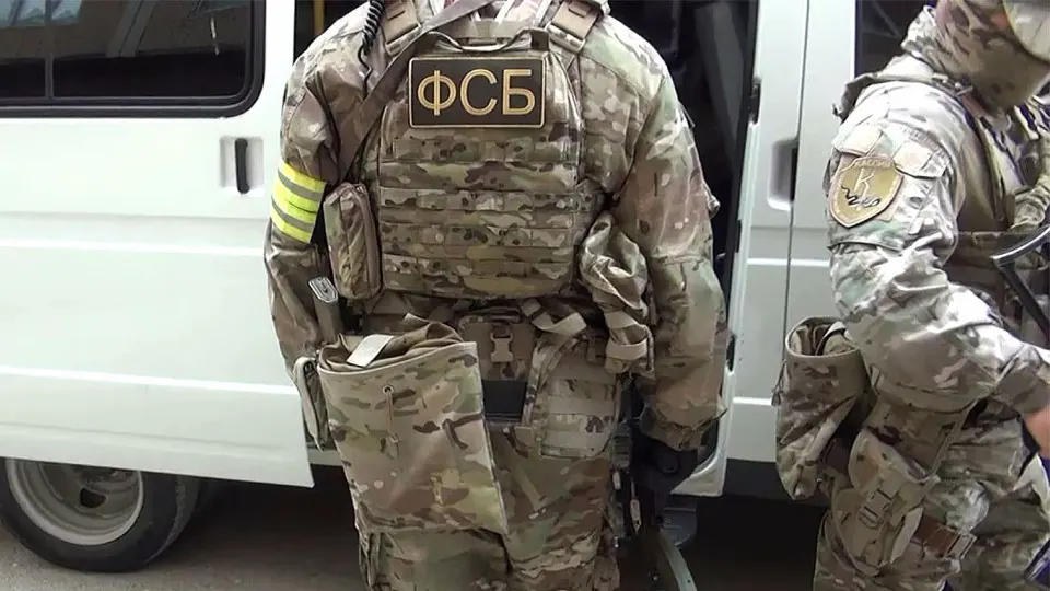 ФСБ сообщает об уничтожении 60-летнего мужчины, который, по версии силовиков, готовил подрыв участка железнодорожных путей Тюменского НПЗ; при задержании он открыл огонь и был нейтрализован.