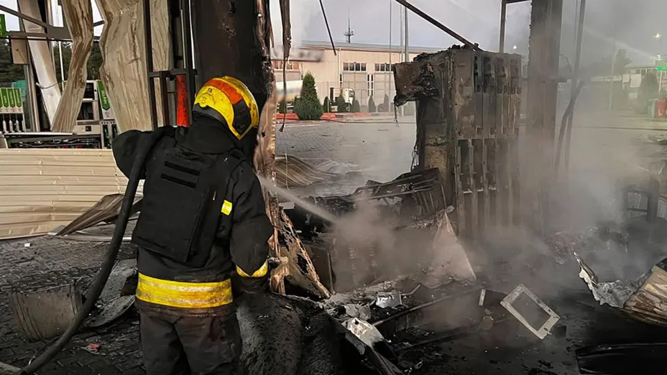 Ночью 1 июля в Днепропетровской области вследствие налёта пострадали автозаправки, есть погибшая и раненые. Одновременно в России наблюдается острый дефицит топлива, скачок цен и экстренные импортные закупки.