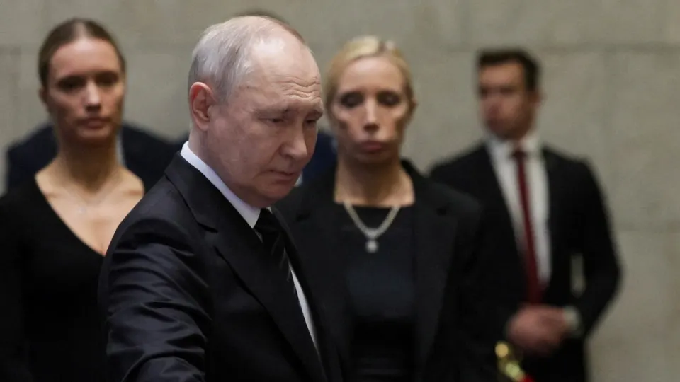 По сведениям источников, близких к российскому руководству, несмотря на внешние призывы к перемирию и рекомендации советников, Москва склонна к наращиванию боевых действий с целью полного контроля над Донбассом. Возможная эскалация грозит новой волной мобилизации и расширением ударов за пределы Украины.
