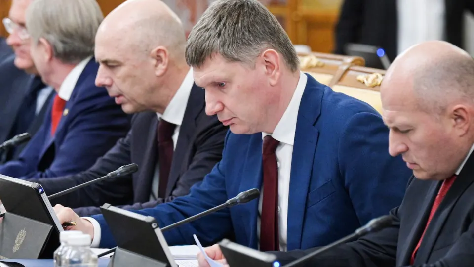 По оперативной оценке Минэкономразвития, ВВП России в январе–мае прибавил лишь 0,2%. Промышленность и инвестиции остаются в стагнации, за пределами Москвы усиливаются рецессионные процессы, а падение цен на нефть и проблемы в НПЗ ухудшают прогнозы.