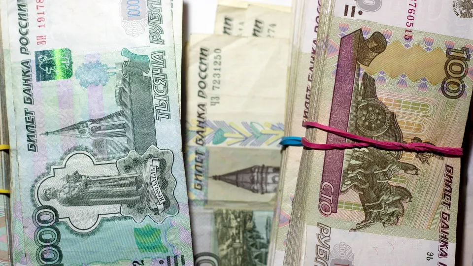 С 1 по 16 июля объем наличных в обращении вырос на 513 млрд руб. Банки теряют депозиты, растет спрос на рефинансирование у регулятора, а проблемы с возвратом кредитов угрожают стабильности банковской системы.