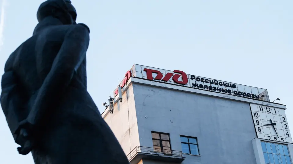 Правительство приняло решение перенести очередную индексацию тарифов РЖД на 1 октября — меры должны поддержать монополию, которая сталкивается с ростом долгов и сокращением перевозок.