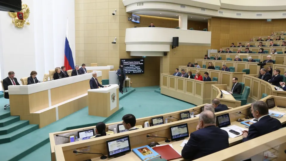 Минюст получит реестр «уклоняющихся» граждан, находящихся за границей; в отношении внесённых в него россиян вводятся масштабные ограничения — от блокировок операций и отказа в электронных госуслугах до почти полного прекращения консульской помощи.