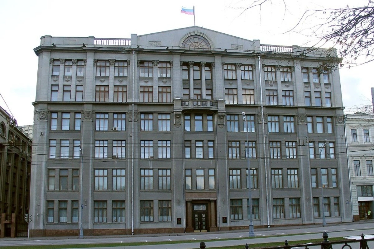 В администрацию президента поступили указания к крупным подконтрольным медиа ограничить публикации с последствиями ударов ВСУ по территории России и сместить акцент на демонстрацию результатов российских ударов, сообщают источники в провластных СМИ.