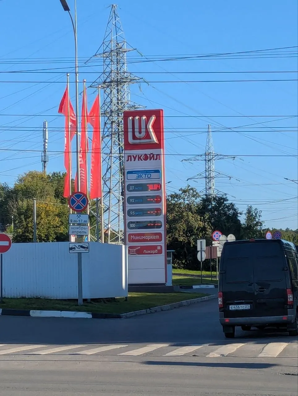 По всей стране водители сталкиваются с дефицитом топлива и закрытием станций во время тревог из-за беспилотников; ситуация отмечена в нескольких регионах.