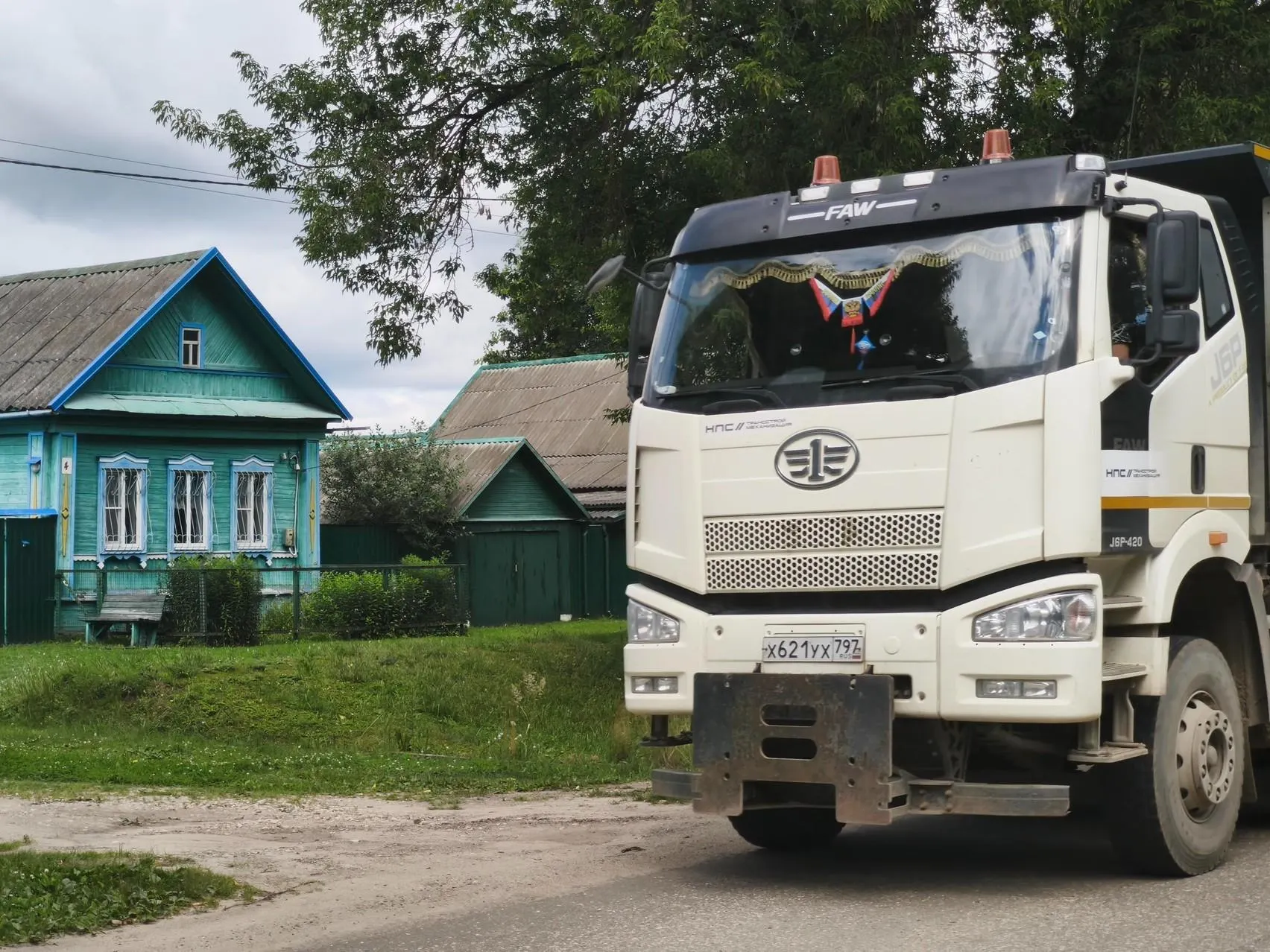 У части местных изъяли жильё; другие пытаются увернуться от многотонных грузовиков и готовятся к соседству с поездами.