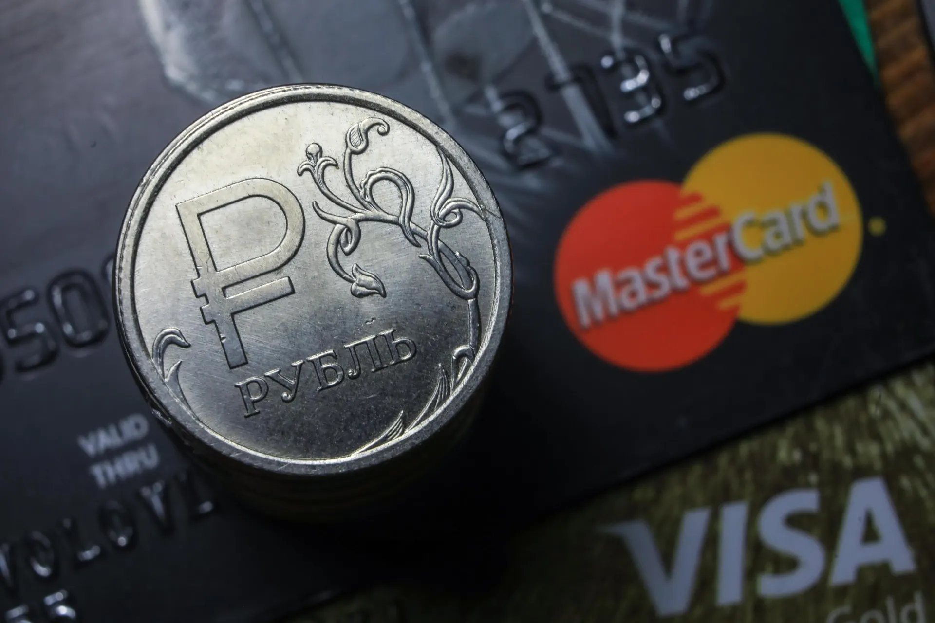 Проблемы с платежами коснулись по всей стране: Visa, Mastercard и СБП работают с перебоями, подробности уточняются.