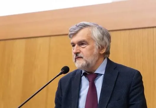 Увольнение последовало после резонанса вокруг майского доклада, в котором говорилось об экономическом и технологическом отставании страны.