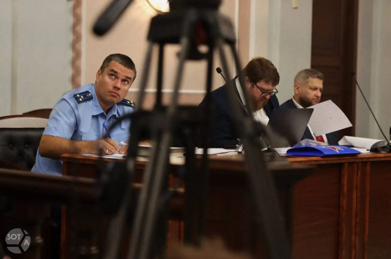 Суд снял партию с предвыборной кампании после рассмотрения иска о нарушениях. Обвинения включали призывы к экстремизму, иностранное финансирование и нарушение авторских прав; заседание продолжалось более восьми часов.