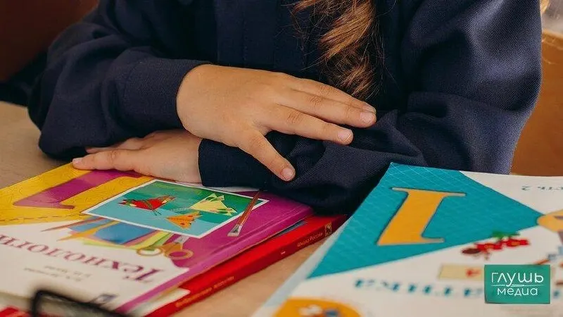 Инициатива предполагает использование подтвержденного договора аренды и официального трудоустройства родителей как основания для зачисления в образовательные учреждения при наличии мест.