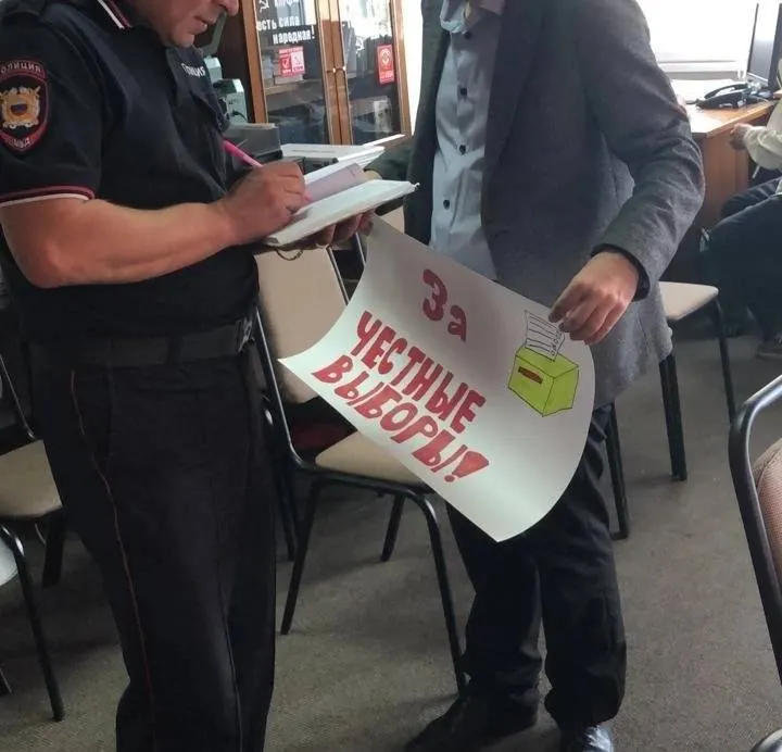 Полицейские посетили офис КПРФ в Карелии по жалобе на агитационную листовку; партия утверждает, что давление на неё усиливается и применяется по всей стране.