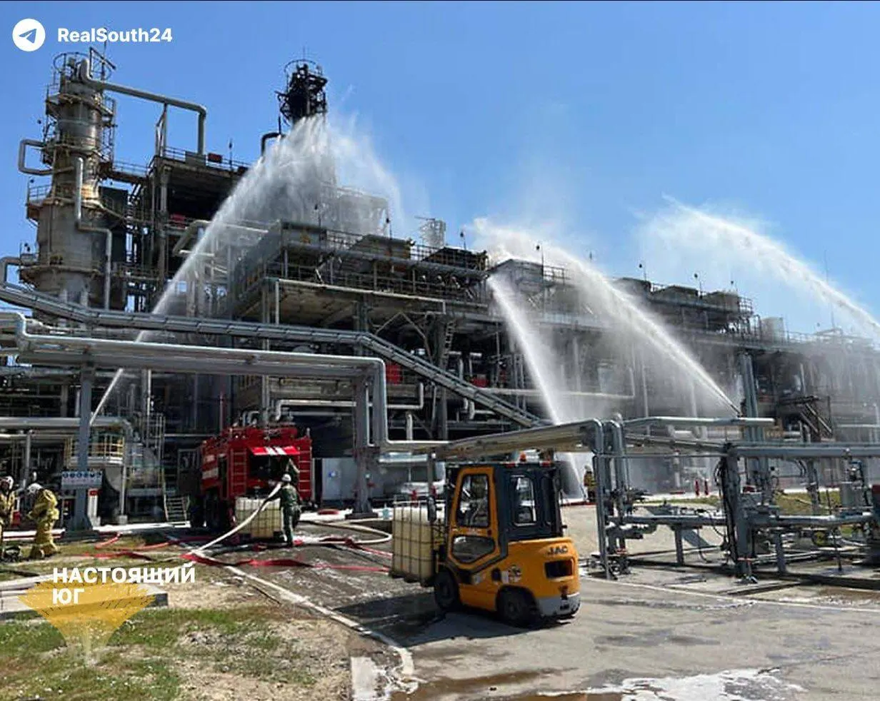 Август стал тяжелым месяцем для нефтепереработки: 21 атака на НПЗ, остановки шести заводов, снижение переработки и рост цен на бензин.