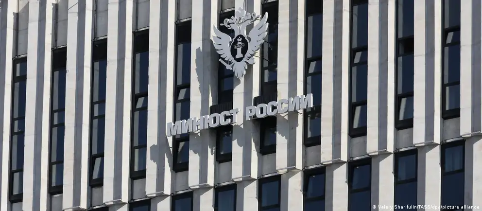В расширенный список попали иностранные НКО, включая фонд защиты прав человека и антивоенное движение, а также международные исследовательские центры и ассоциации.