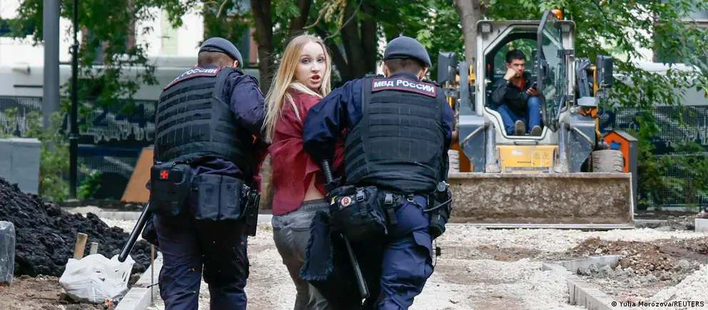 Десятки протестующих задержаны у здания Верховного суда Москвы во время слушания по апелляции партии Яблоко на недопуск к выборам; у задержанных изъяли телефоны, часть лиц была несовершеннолетняя.