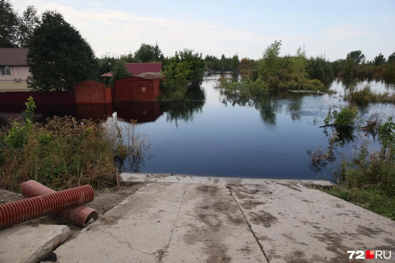 Дома наполовину в воде, проезд и пешие прогулки невозможны — передвижение возможно только на лодке. Полиция дежурит на водном транспорте, но массовой эвакуации пока нет.