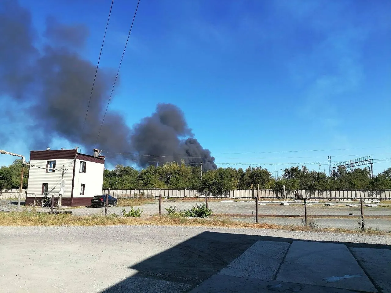 В Челябинской области действует тревога из-за беспилотников; жителей призывают к укрытию, возможны перебои в связи. Сообщается о попытке атаки на Орский НПЗ.