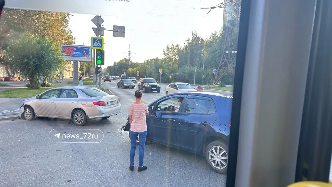 На месте аварии работают службы, уточняются детали инцидента.