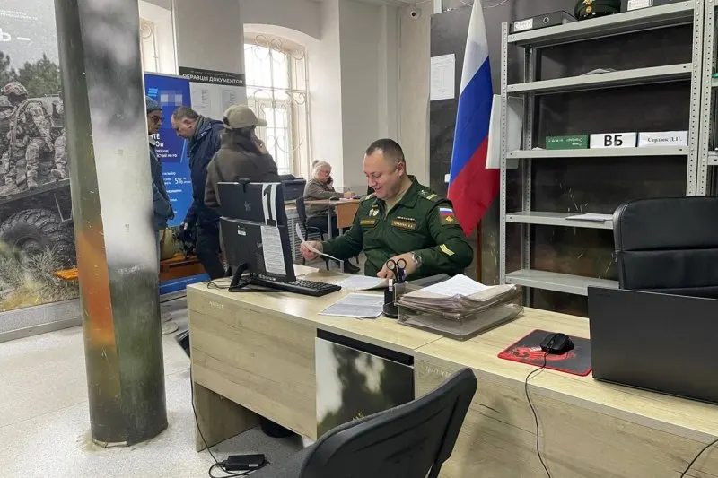 Официальные лица опровергли слухи о мобилизации и сообщили, что меры в этом направлении не планируются. Влиятельные заявления сочетаются с ростом контрактной мобилизации и попытками информационного давления со стороны отдельных публикаций.