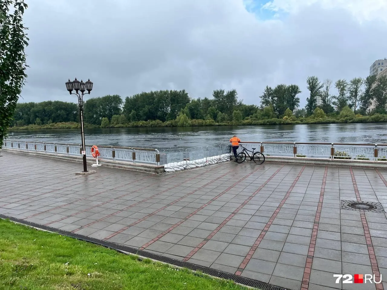 Доступ к набережной Масловского взвоза частично ограничен: закрыты участки от Свято-Троицкого монастыря до Никольского моста и рядом с баром «Водокачка» образуются заторы. По берегу — лужи, запахи и ограничение прохода. Следите за обновлениями.