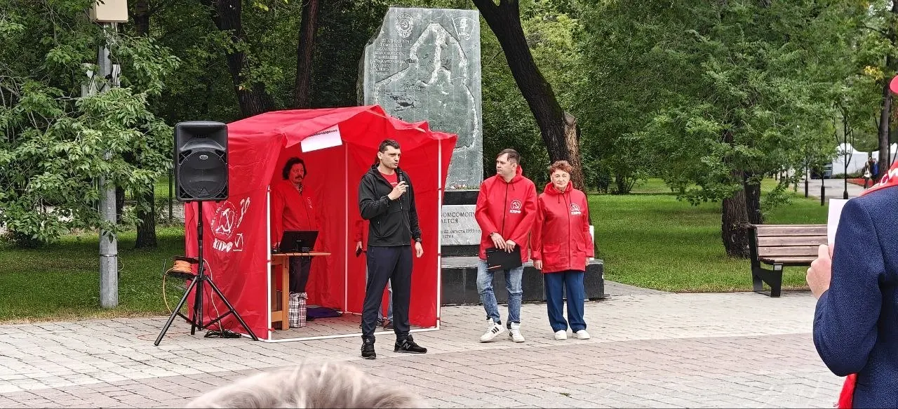 На гайде-парке города собрались около ста человек, акция прошла без задержаний и получила фотографирование со стороны полиции.