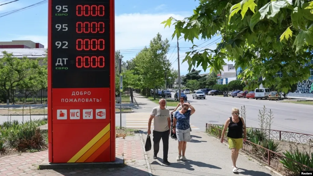 В Краснодарском крае на заправках почти не осталось бензина: власти публикуют список работающих станций, очереди достигают сотен машин, вводятся ограничения на отпуск топлива и запреты на продажу бензина в канистры.