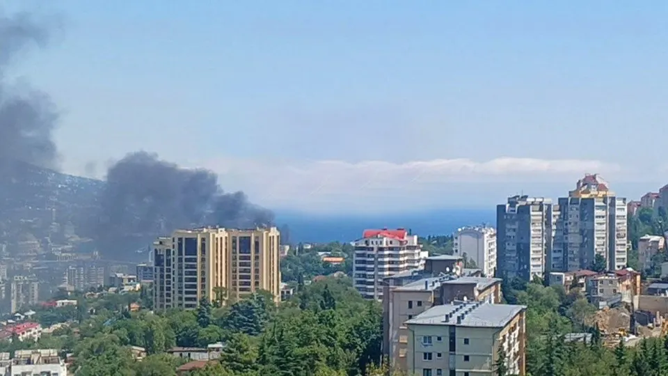 Сообщается о возгорании и усиленном контроле на ялтинской набережной после атаки беспилотников; власти призывают жителей соблюдать осторожность.