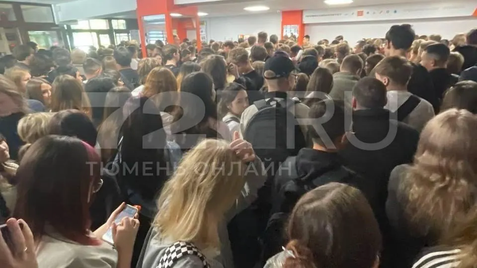 Из‑за рекордного набора абитуриентов в тюменском техникуме возникла давка в коридоре и очереди к гардеробу. Администрация заявила, что приняты меры для устранения проблемы.