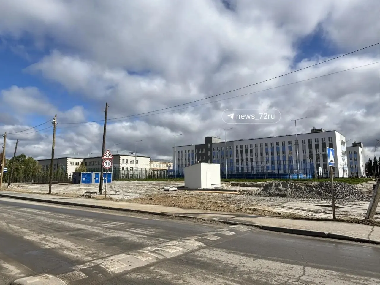 В новой школе в Винзилях рассчитано на 1101 ученика и она оснащена актовым залом, книгохранилищем, универсальной спортивной площадкой, кортом и беговой дорожкой. Расскажем, как пройдет 1 сентября в Тюмени онлайн.