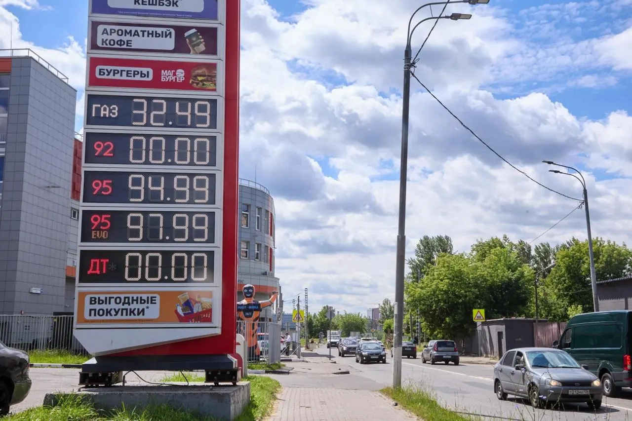 ФАС зафиксировала рост числа дел и предупреждений против независимых АЗС на фоне повышения цен на бензин и дизель; в отдельных регионах бензин подорожал заметно.
