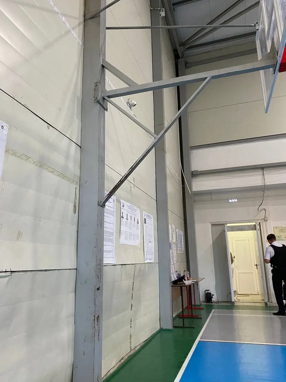 Во второй день трёхдневного голосования независимые наблюдатели фиксируют нарушения процедур, агитацию в день тишины и ограничение доступа к сейф-пакетам на нескольких участках.