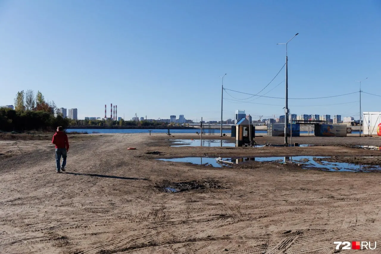 После подтопления пляжа вода ушла, место отдыха восстанавливается. На берегу сохранились следы паводка: разрушенные конструкции, затопленная часть Гагаринского парка и велодорожка.