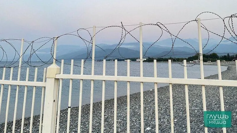 За прошлый год россияне совершили 92 млн поездок внутри страны, что на 2% выше уровня 2024 года; на одного человека приходится примерно 0,63 поездки в год. Выездной турпоток достиг 30 млн поездок, рост составил 9%. Среди зарубежных направлений лидируют Турция, Абхазия и Казахстан; интерес к дальним направлениям растет в Китай, Египет и Вьетнам.