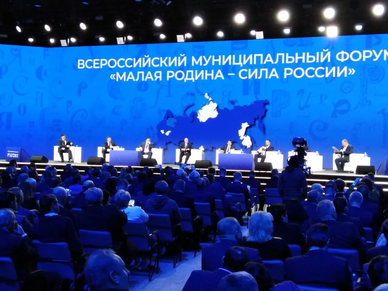 Правительство утвердило проведение ежегодного муниципального форума и церемонии вручения премии «Служение», ответственными за организацию назначив первого заместителя руководителя Администрации Президента иingly — Всероссийскую ассоциацию развития местного самоуправления. Цель — популяризация муниципальной службы и поддержка представителей местного сообщества.