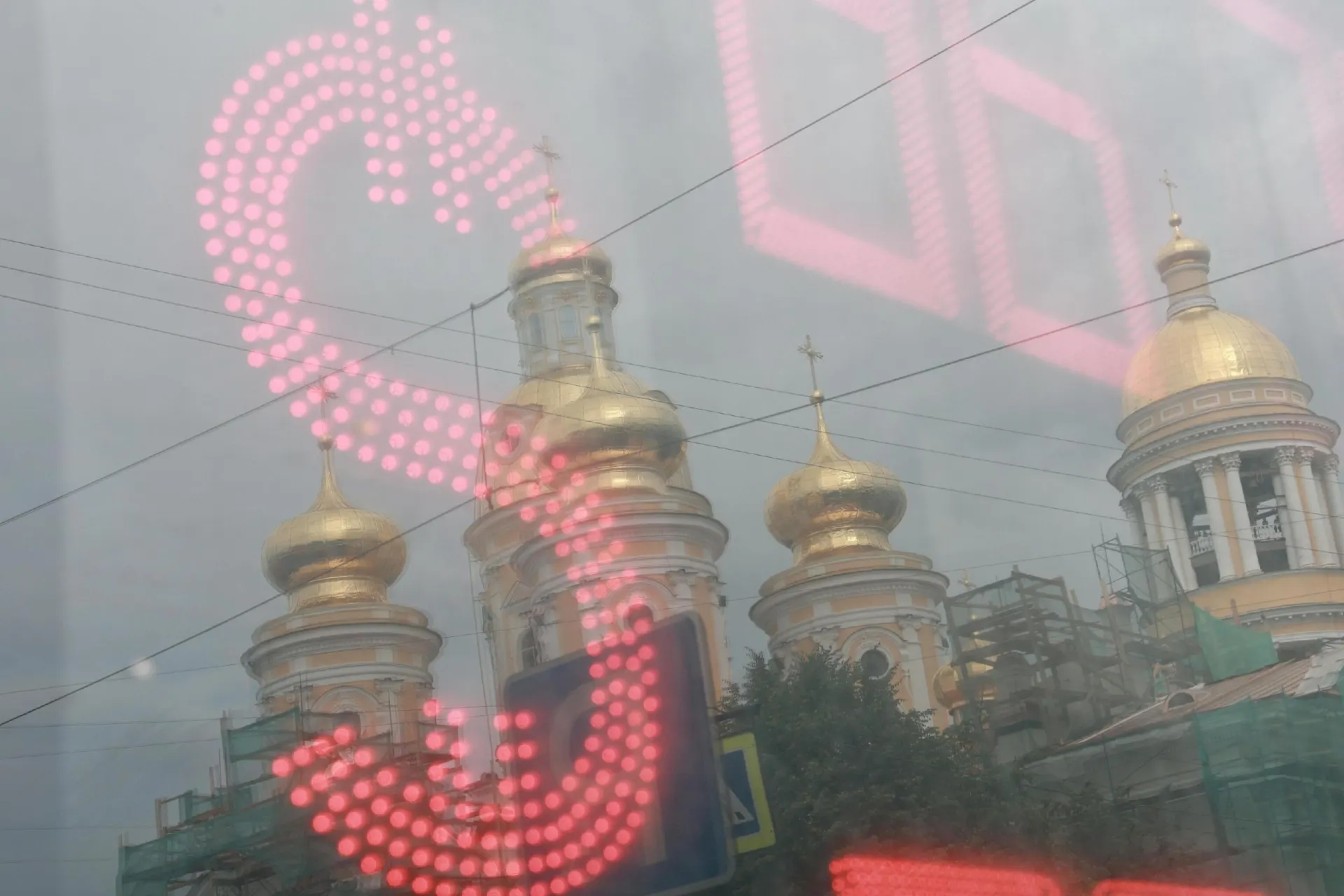 За лето рубль обесценился к доллару примерно на 25%, аналитики обсуждают дальнейшие перспективы.
