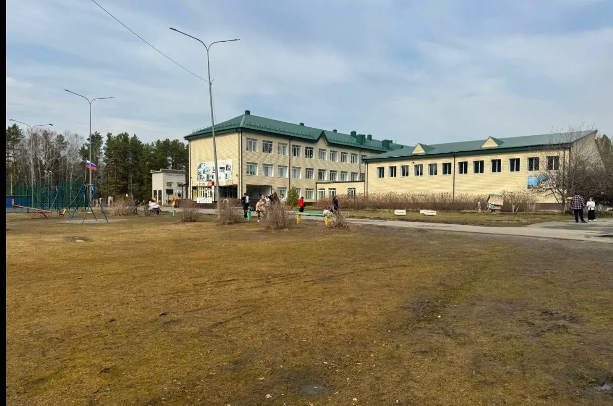 Ученики одной тюменской школы выращивают овощи, из которых готовят сухие борщи для вооружённых сил. Это долгосрочная инициатива: урожай теплиц ранее направлялся на нужды СВО.