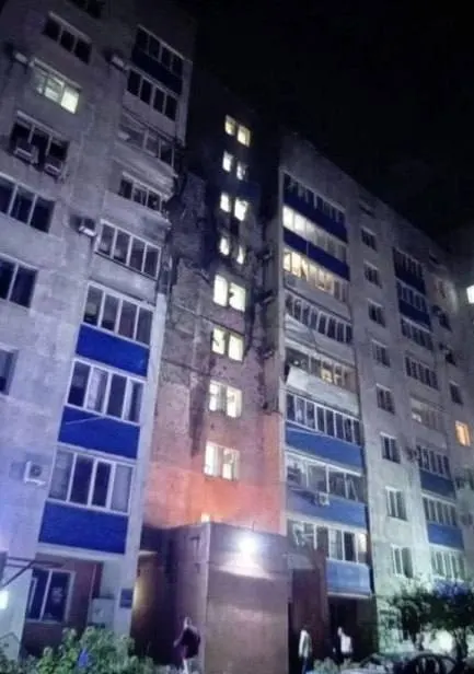 За ночь над регионами России уничтожено 516 беспилотников; повреждены порт Усть-Луга и жилой дом. В Белгородской области пострадали люди; удары по Киеву привели к человеческим потерям.