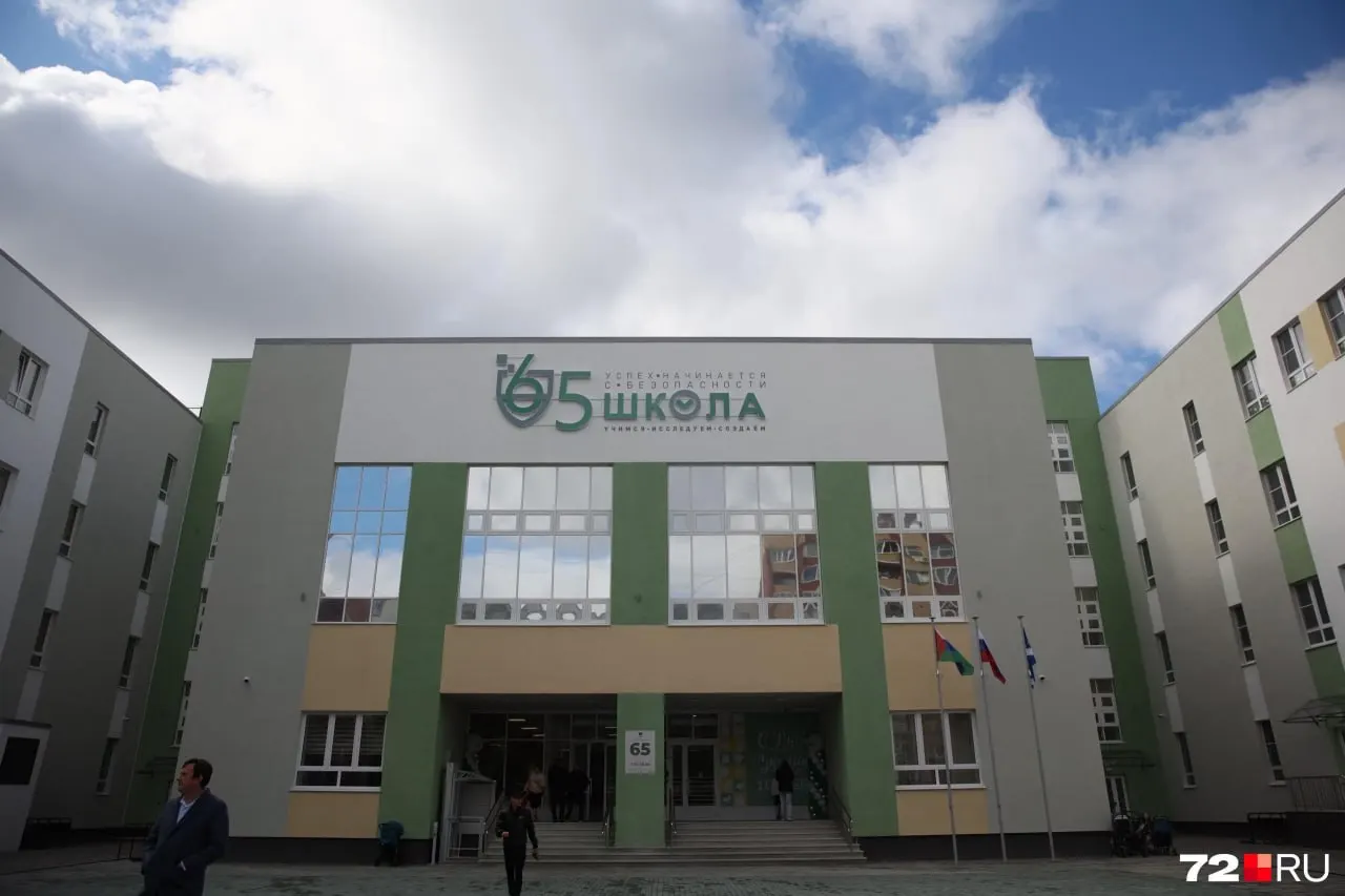 В микрорайоне Ямальский-1 открылась новая школа для 8 400 учеников, с обучением в одну смену и акцентом на военно-патриотическое воспитание и дополнительные образовательные программы.