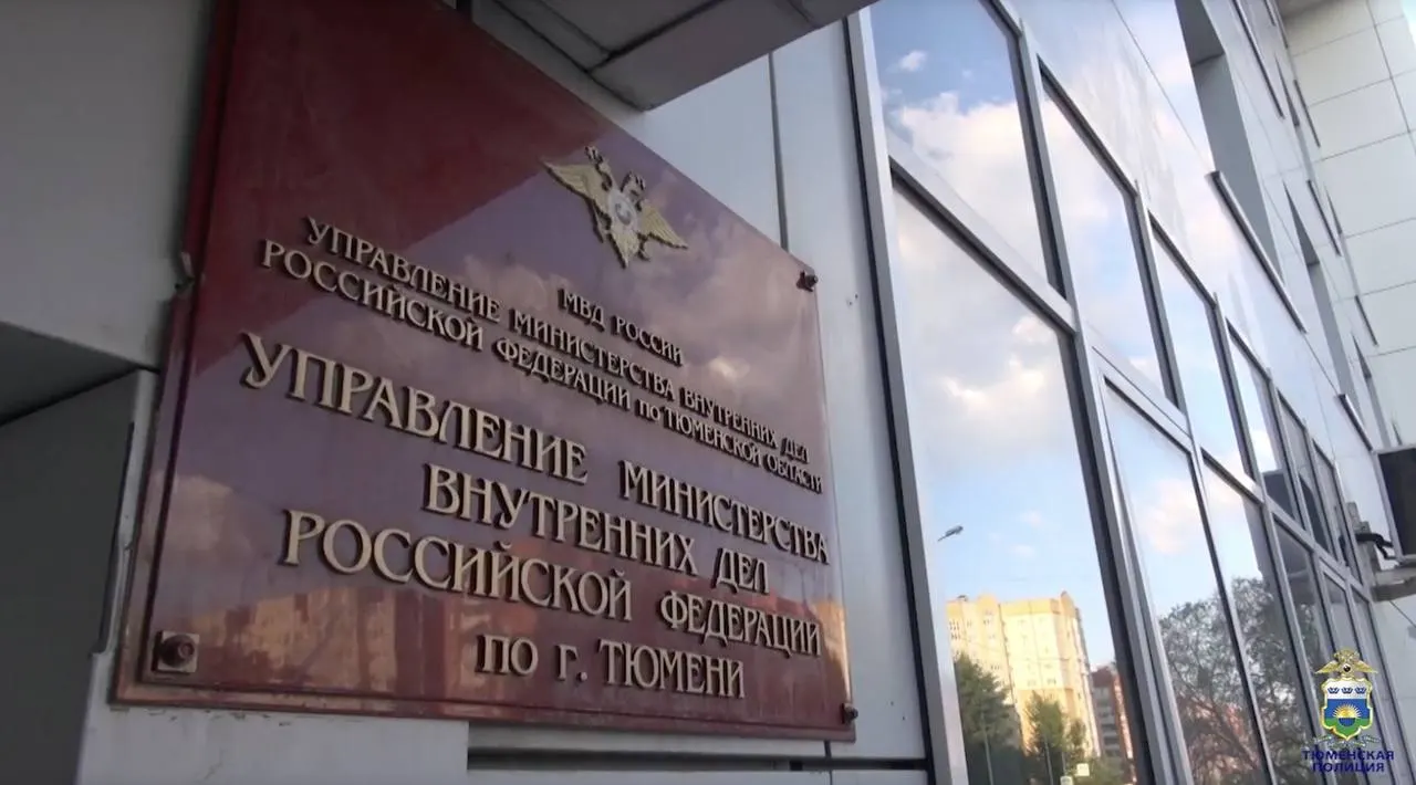 Заместителя начальника тюменского управления МВД отправили под стражу по обвинениям в мошенничестве и превышении служебных полномочий. Следствие полагает, что он участвовал в подписании документов на ремонт объектов полиции, выполненный с нарушениями. Расследование касается Тюмени и Тобольска.