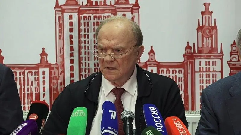 Лидер КПРФ Геннадий Зюганов призвал сменить экономический курс и предупредил, что продолжение конфликта ударит по населению: тарифы на ЖКХ растут, рождаемость падает, пенсии не спасают.