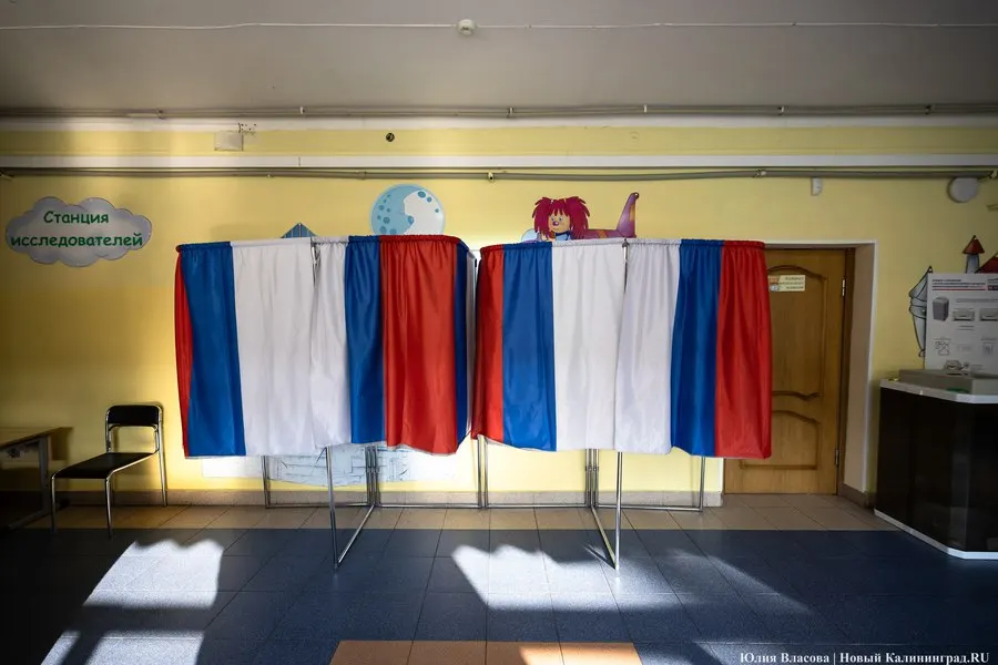 Первые данные голосования показывают явку 56,66% по всей стране; в Госдуму выходят пять партий: Единая Россия, КПРФ, ЛДПР, Новые люди и Справедливая Россия.