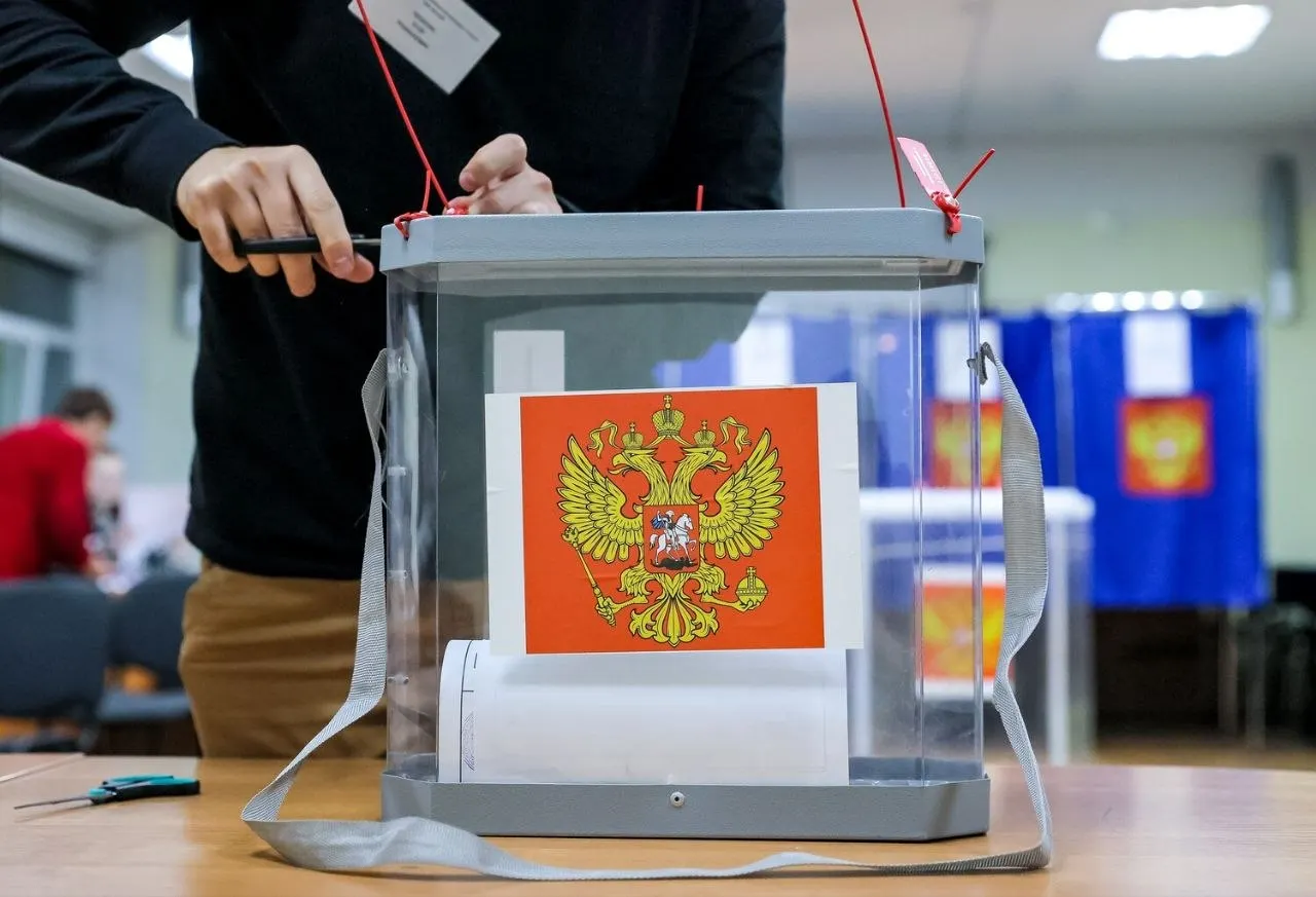 По данным экзит-полов лидирует «Единая Россия» с 53,5%, остальные партии — в диапазоне 14,5%–2,8%.