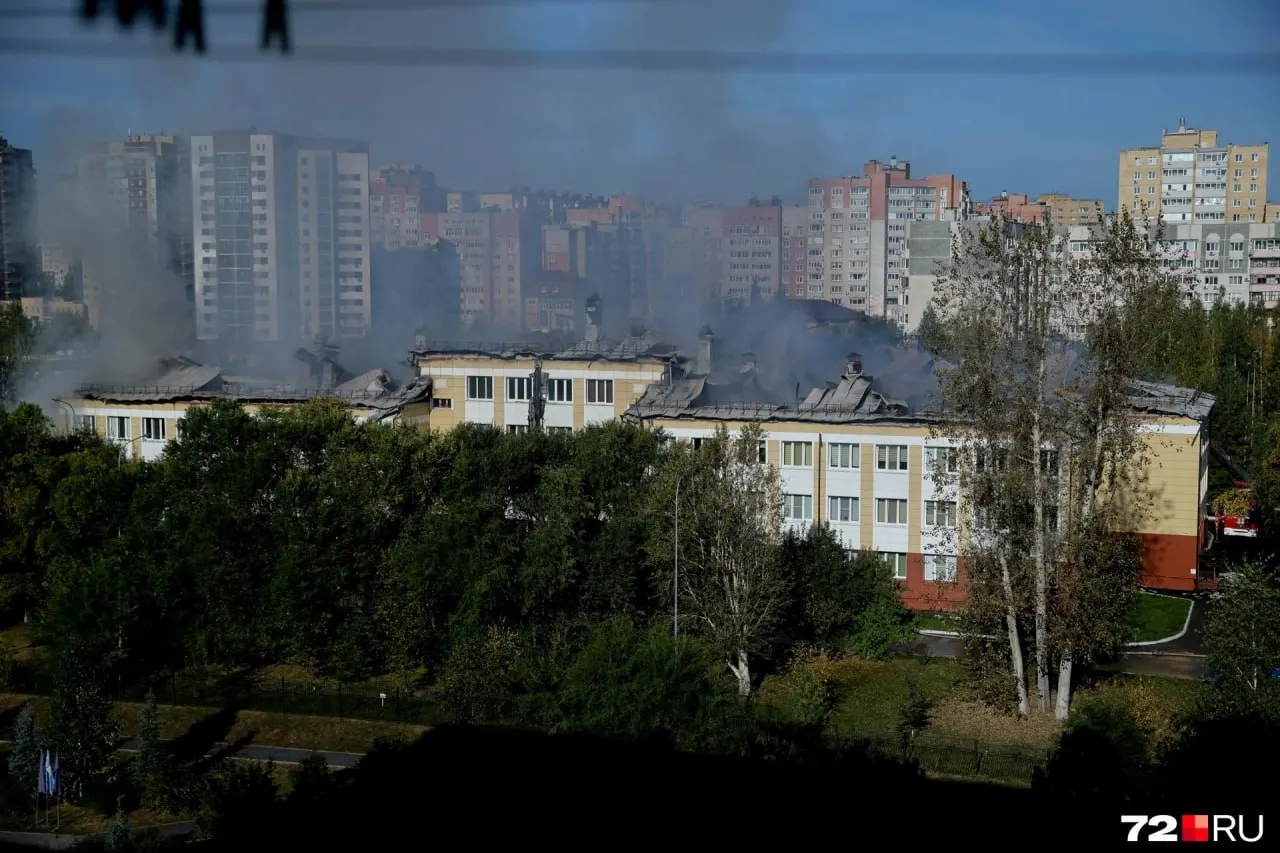 Пожар произошёл в школе №65 на улице Широтной. Пожарные ликвидировали очаг, на крыше здания отмечено частичное обрушение; пострадавших нет.
