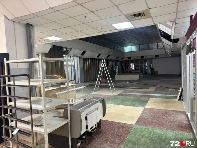 На первом этаже рынка частично освобождают место под будущий супермаркет, остальные этажи продолжают работу.
