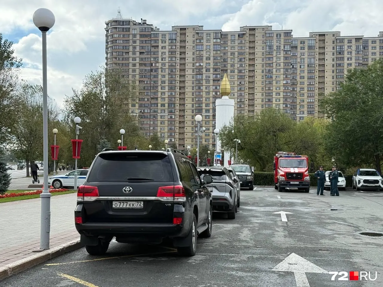 На форуме в Тюменской области парковка для аккредитованного транспорта оказалась почти пустой; доступ к месту обходится в 98 тыс. рублей, включая аренду автомобиля с водителем и обслуживание.