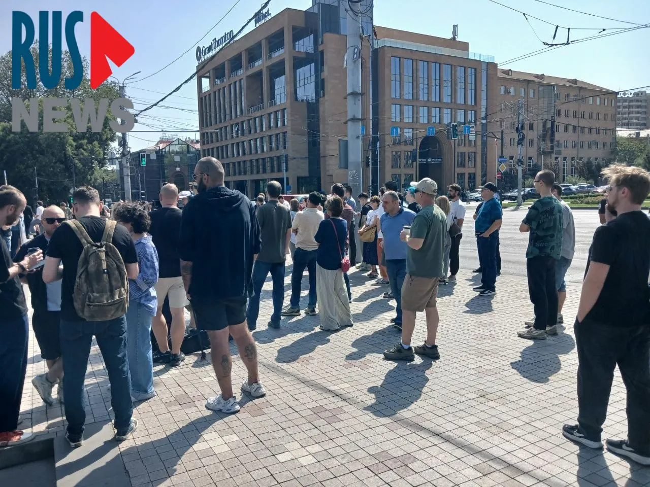 У посольства России в Ереване к обеду выстроилась длинная очередь; рядом проходит митинг, участие принимают россияне и правозащитные активисты.