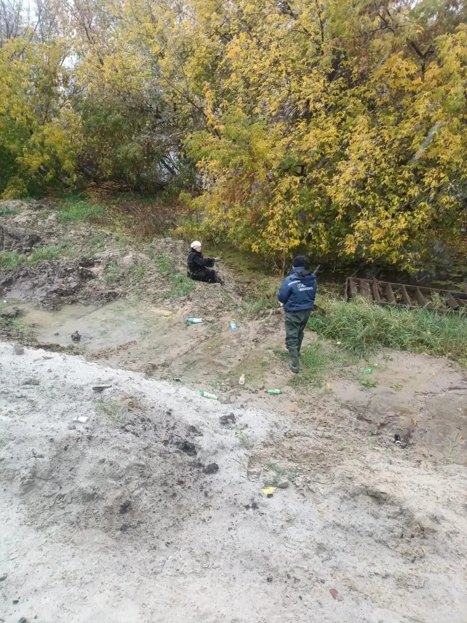 Жительница Тюмени решила сократить путь до поликлиники и увязла в глине; спасатели освободили её, медики оказали помощь.