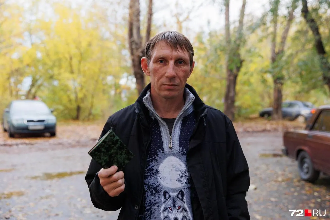 44-летний Олег Шлеев рассказал, как его пытались призвать, увезли прямо с работы и держали три дня в военкомате; освобождение последовало после жалобы его сожительницы в военную прокуратуру.